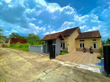 Rumah villa full furnished denga tanah di barat pasar Godean