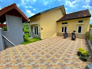 Rumah villa full furnished denga tanah di barat pasar Godean