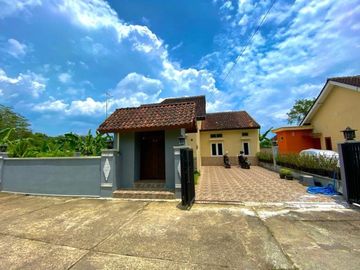 Rumah villa full furnished denga tanah di barat pasar Godean