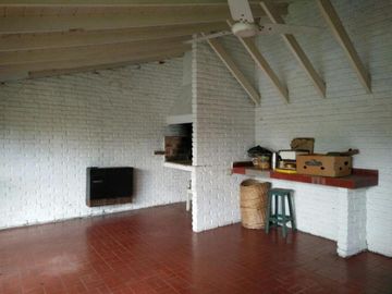 VENTA HURLINGHAM CLASICO CHALET EN BARRIO INGLES 1200 MTS