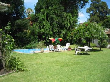 VENTA HURLINGHAM CLASICO CHALET EN BARRIO INGLES 1200 MTS