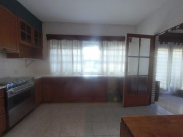 VENTA HURLINGHAM CLASICO CHALET EN BARRIO INGLES 1200 MTS