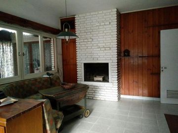 VENTA HURLINGHAM CLASICO CHALET EN BARRIO INGLES 1200 MTS
