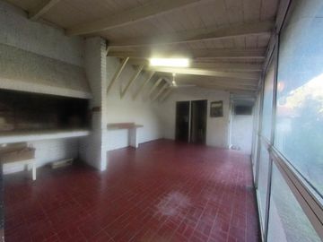 VENTA HURLINGHAM CLASICO CHALET EN BARRIO INGLES 1200 MTS