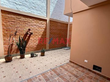 Venta de linda casa de 3 pisos mas azotea en Urb. San Isidro I Etapa, rodeada de parques
Ubicada cerca de Av. Metropolitana II, Universidad Privada d