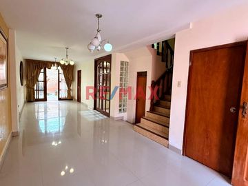 Venta de linda casa de 3 pisos mas azotea en Urb. San Isidro I Etapa, rodeada de parques
Ubicada cerca de Av. Metropolitana II, Universidad Privada d