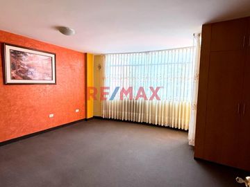 Venta de linda casa de 3 pisos mas azotea en Urb. San Isidro I Etapa, rodeada de parques
Ubicada cerca de Av. Metropolitana II, Universidad Privada d
