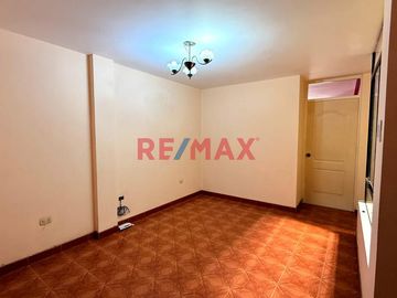 Venta de linda casa de 3 pisos mas azotea en Urb. San Isidro I Etapa, rodeada de parques
Ubicada cerca de Av. Metropolitana II, Universidad Privada d