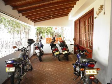 casa en venta en lleras restrepo. Cod V14937