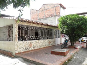 casa en venta en lleras restrepo. Cod V14937