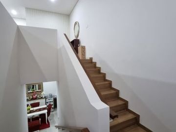 DIJUAL RUMAH ASRI dkt TAMAN at SERENIA HILLS VENTURE BARAT