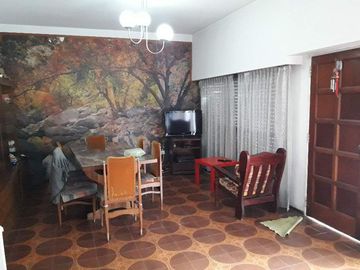 Casa con Departamento en venta en Caseros