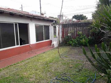 Casa con Departamento en venta en Caseros