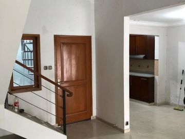 Rumah sewa 2 lantai siap huni di cipete