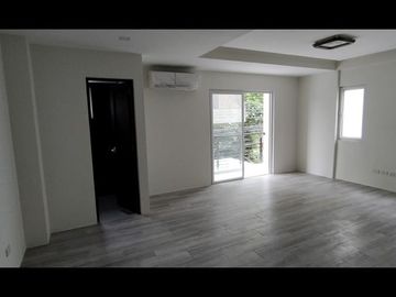 SOCORRO QUEZON CITY, END UNIT W/ 3-PARKING 5-ROOMS BALCONY