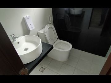 SOCORRO QUEZON CITY, END UNIT W/ 3-PARKING 5-ROOMS BALCONY