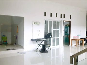 Rumah Mewah Tepi Jalan Aspal di Maguwoharjo