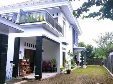 Rumah Mewah Tepi Jalan Aspal di Maguwoharjo