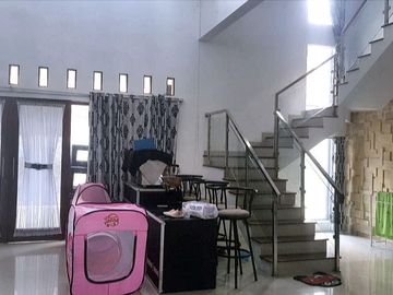 Rumah Mewah Tepi Jalan Aspal di Maguwoharjo