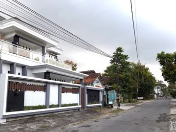 Rumah Mewah Tepi Jalan Aspal di Maguwoharjo