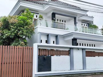 Rumah Mewah Tepi Jalan Aspal di Maguwoharjo