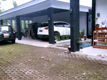 Rumah Mewah Tepi Jalan Aspal di Maguwoharjo