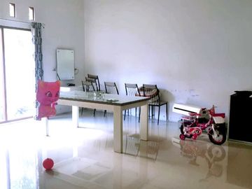 Rumah Mewah Tepi Jalan Aspal di Maguwoharjo