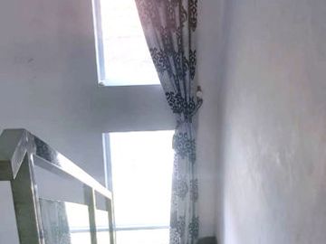 Rumah Mewah Tepi Jalan Aspal di Maguwoharjo