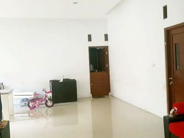 Rumah Mewah Tepi Jalan Aspal di Maguwoharjo