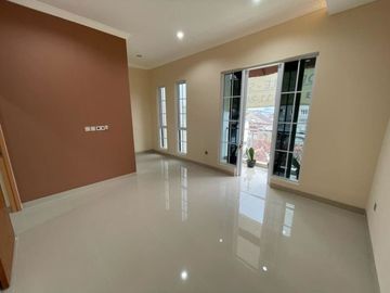 Rumah 3 lantai siap huni di kalibata