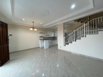 Rumah 3 lantai siap huni di kalibata