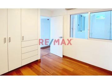 Ubicación: Los Alguaciles 252-246, a una cuadra de la Av. Benavides.
Edificio Parque Gardenias, frente al Parque Gardenias, ideal para quienes disfru