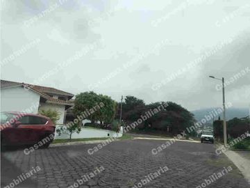Venta de Terreno de 1,120 m² en Cumbayá-Lumbisi, ideal para 2 casas.