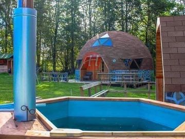 Parcela en venta 5 domos, piscina, tinaja Pucón