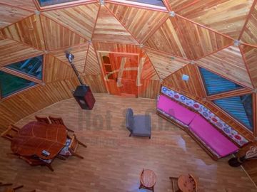 Parcela en venta 5 domos, piscina, tinaja Pucón