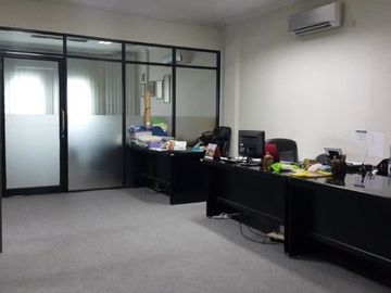 Disewakan Ruko Gandeng 3 Lantai di Kebayoran Lama - Jalan Utama