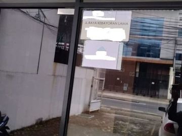 Disewakan Ruko Gandeng 3 Lantai di Kebayoran Lama - Jalan Utama