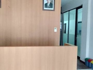 Disewakan Ruko Gandeng 3 Lantai di Kebayoran Lama - Jalan Utama