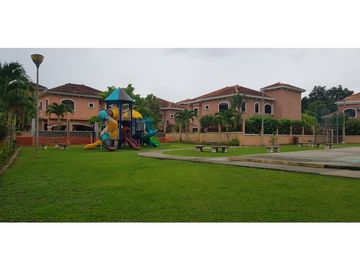 AMPLIA CASA L/B CON PISCINA CLAYTON VILLAGE 4REC 870 MT2