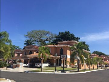AMPLIA CASA L/B CON PISCINA CLAYTON VILLAGE 4REC 870 MT2