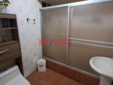 Tenga la oportunidad de comprar un 2do. piso con 3 departamentos independientes que lo puede independizar o vivir con toda su familia en una zona cent