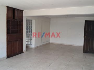 Tenga la oportunidad de comprar un 2do. piso con 3 departamentos independientes que lo puede independizar o vivir con toda su familia en una zona cent
