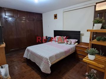 Tenga la oportunidad de comprar un 2do. piso con 3 departamentos independientes que lo puede independizar o vivir con toda su familia en una zona cent