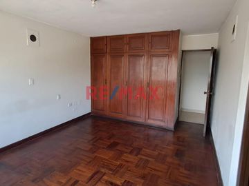 Tenga la oportunidad de comprar un 2do. piso con 3 departamentos independientes que lo puede independizar o vivir con toda su familia en una zona cent