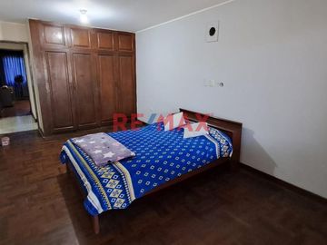 Tenga la oportunidad de comprar un 2do. piso con 3 departamentos independientes que lo puede independizar o vivir con toda su familia en una zona cent
