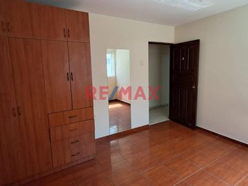 Tenga la oportunidad de comprar un 2do. piso con 3 departamentos independientes que lo puede independizar o vivir con toda su familia en una zona cent
