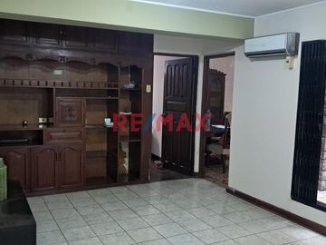 Tenga la oportunidad de comprar un 2do. piso con 3 departamentos independientes que lo puede independizar o vivir con toda su familia en una zona cent