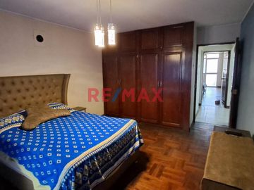 Tenga la oportunidad de comprar un 2do. piso con 3 departamentos independientes que lo puede independizar o vivir con toda su familia en una zona cent
