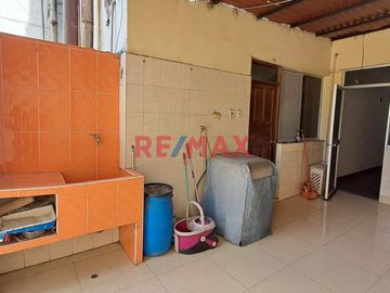 Tenga la oportunidad de comprar un 2do. piso con 3 departamentos independientes que lo puede independizar o vivir con toda su familia en una zona cent