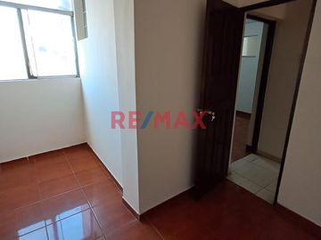 Tenga la oportunidad de comprar un 2do. piso con 3 departamentos independientes que lo puede independizar o vivir con toda su familia en una zona cent